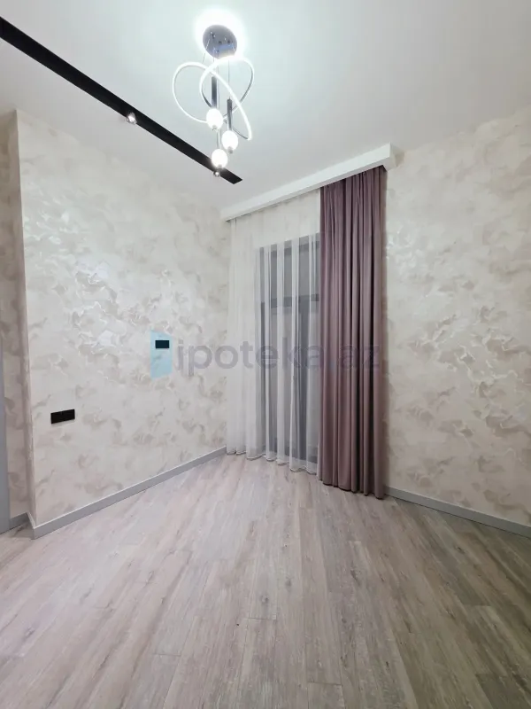 Satılır 4 otaqlı mənzil 180 m²