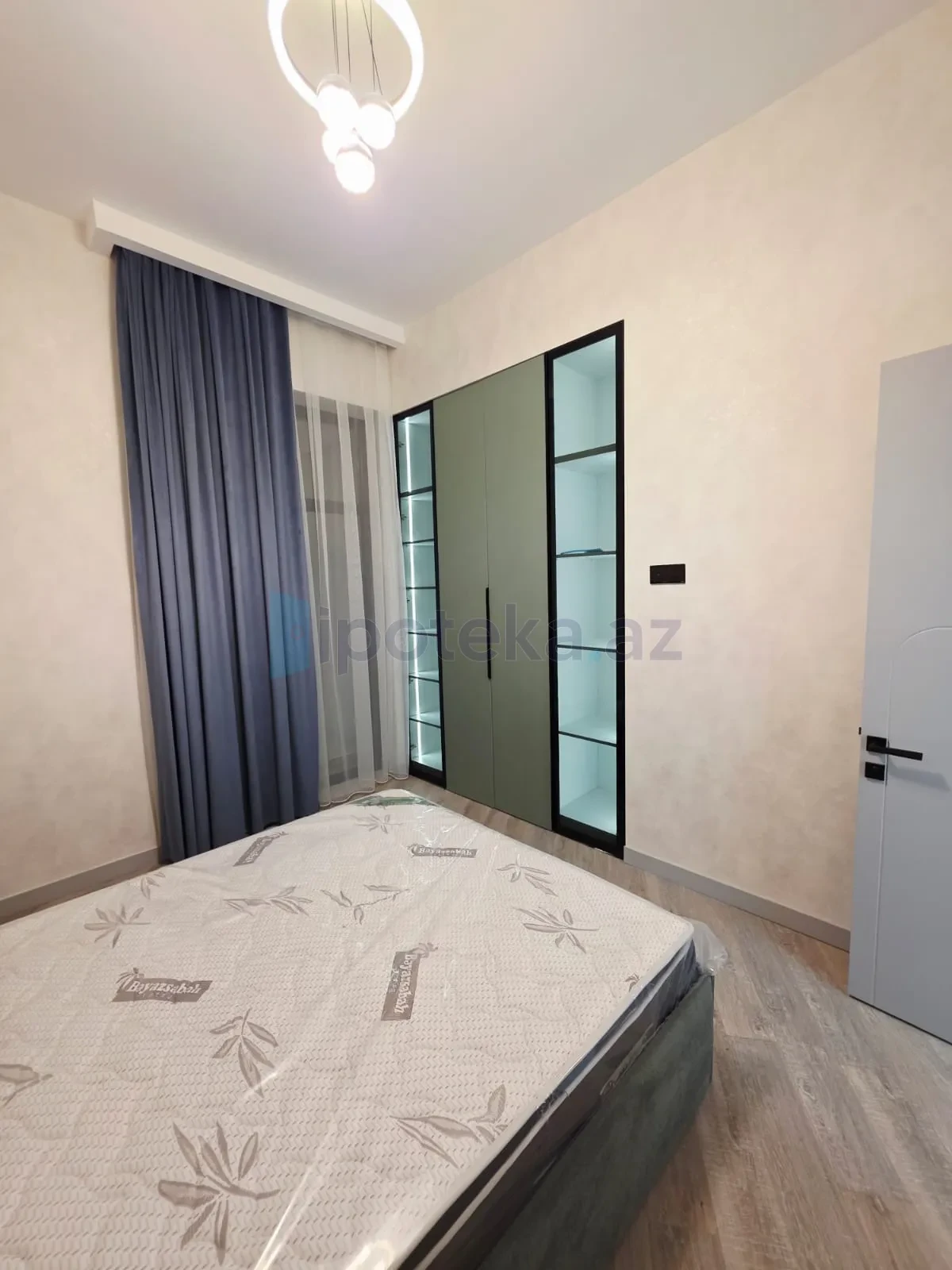 Satılır 4 otaqlı mənzil 180 m²