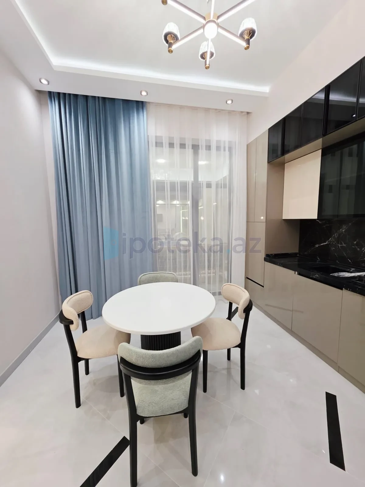 Satılır 4 otaqlı mənzil 180 m²