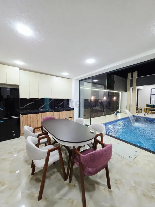 Satılır 4 otaqlı mənzil 180 m²