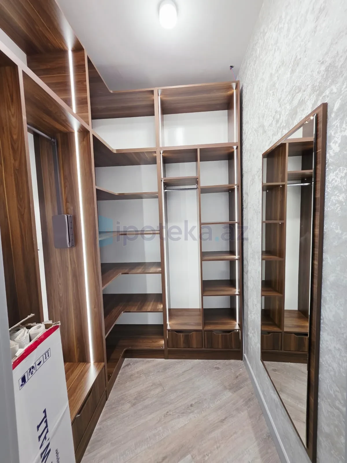 Satılır 4 otaqlı mənzil 180 m²