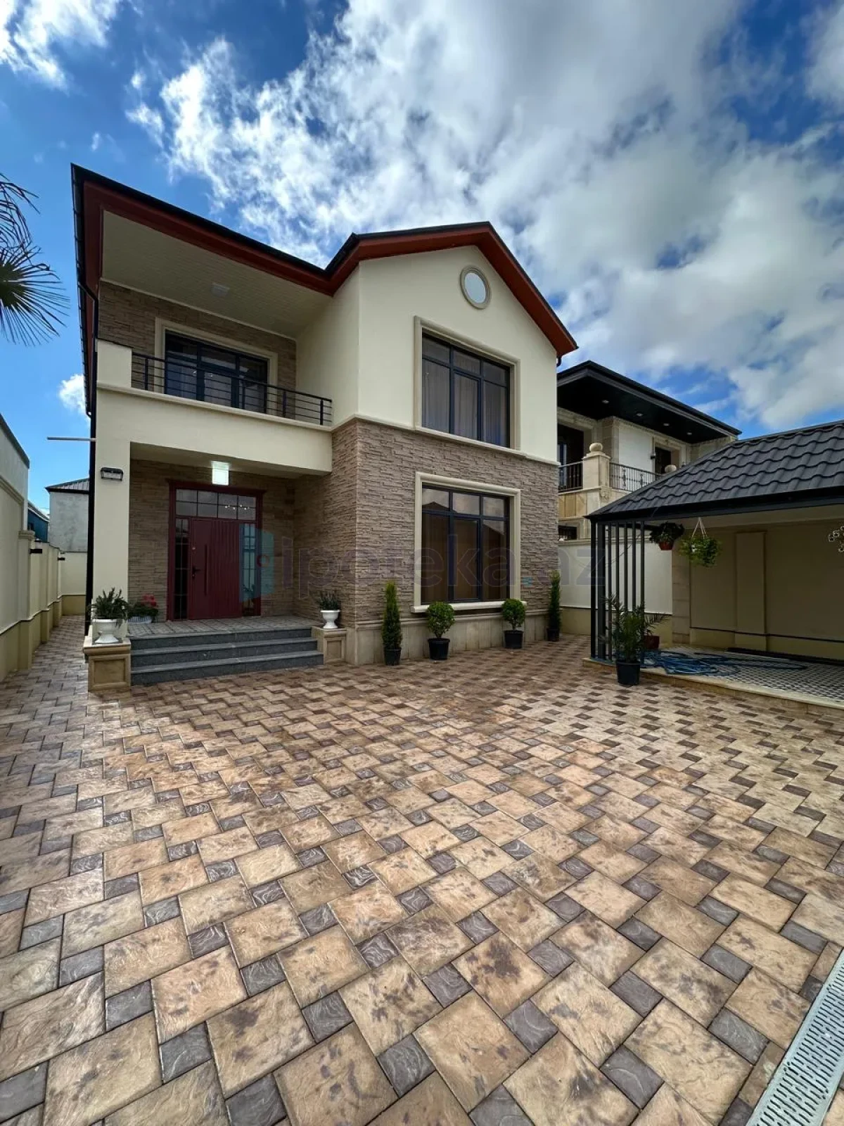 Satılır 5 otaqlı həyət evi 216 m²