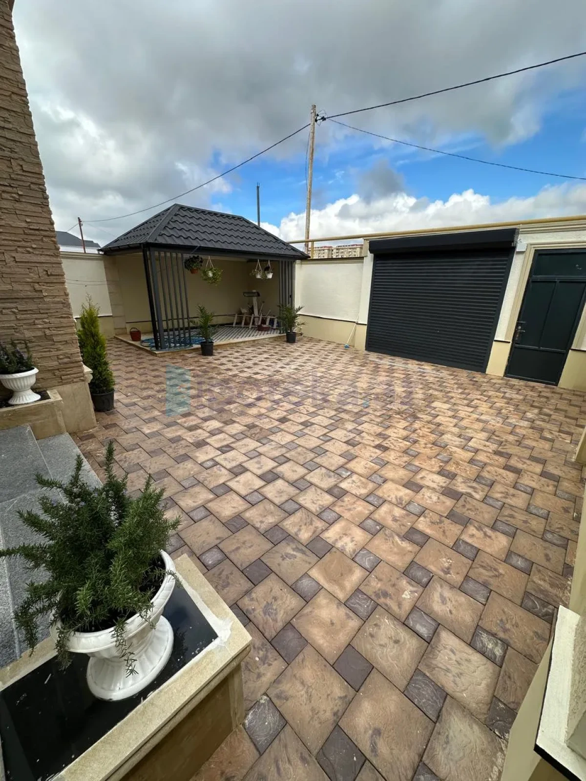 Satılır 5 otaqlı həyət evi 216 m²