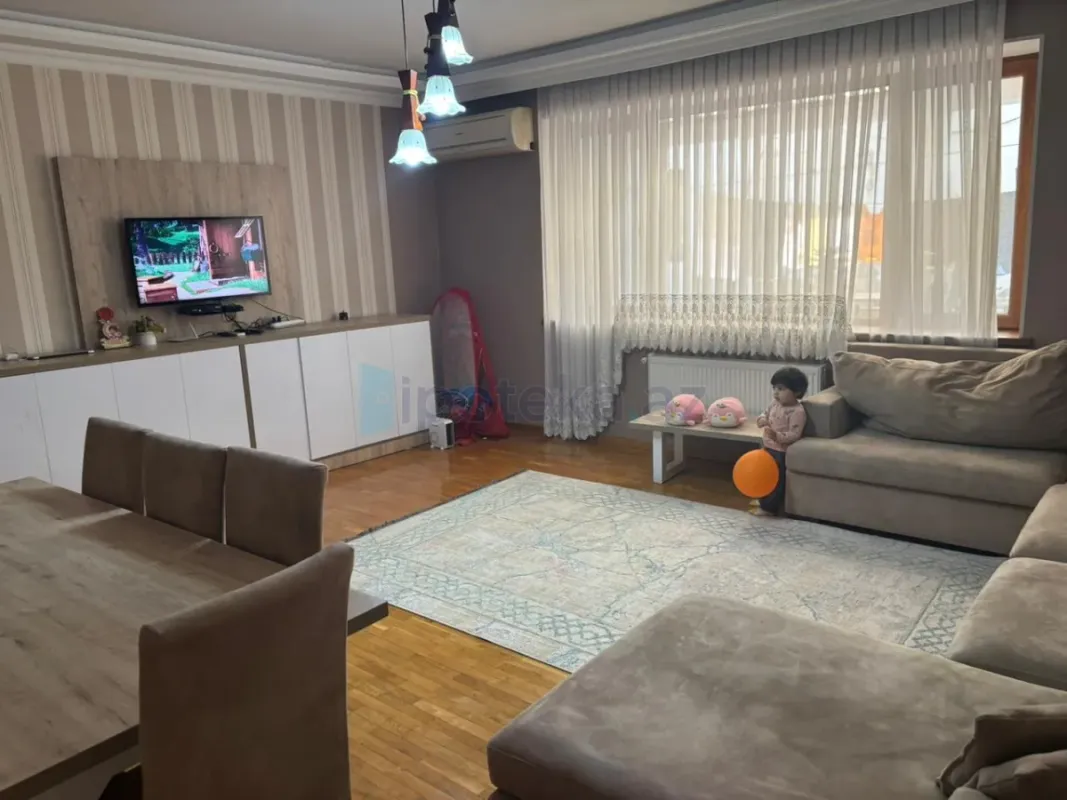 Satılır 3 otaqlı köhnə tikili 150 m²