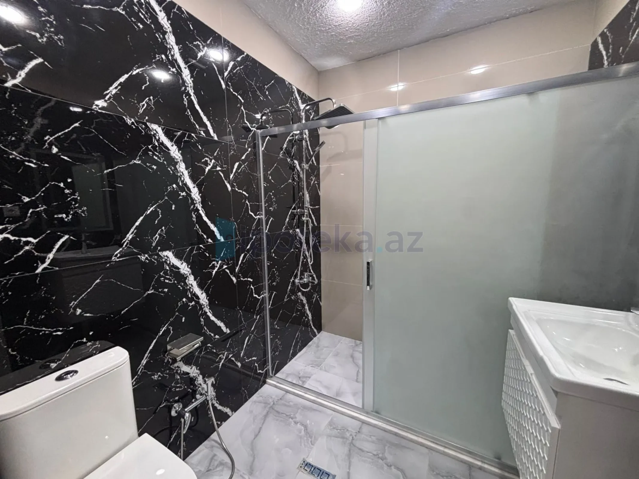 Satılır 4 otaqlı mənzil 150 m²