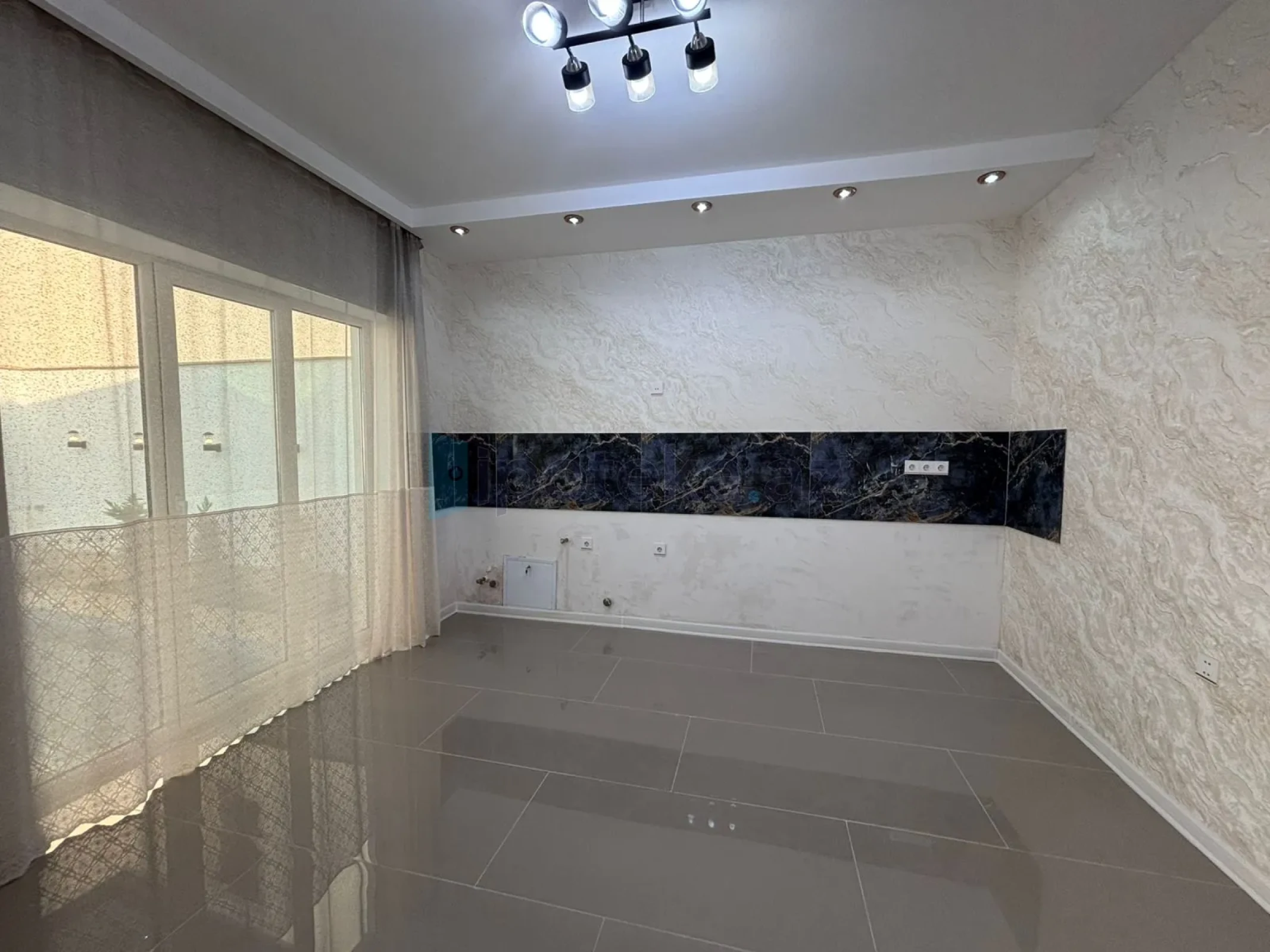 Satılır 4 otaqlı mənzil 150 m²