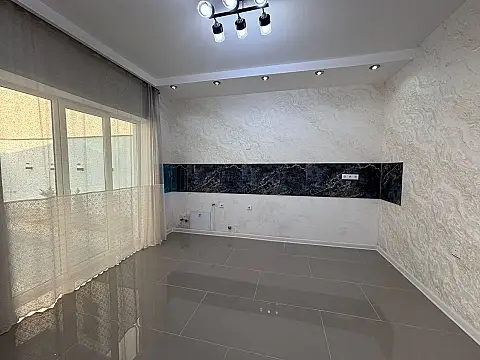 Satılır 4 otaqlı mənzil 150 m²