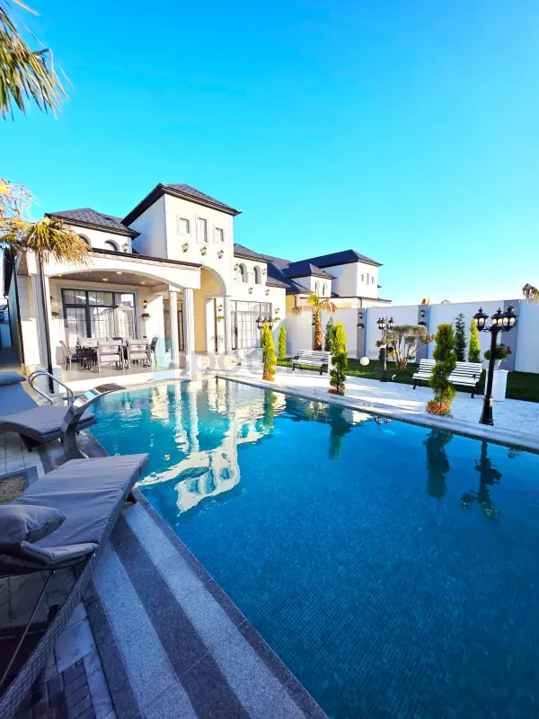 Satılır 5 otaqlı mənzil 240 m²