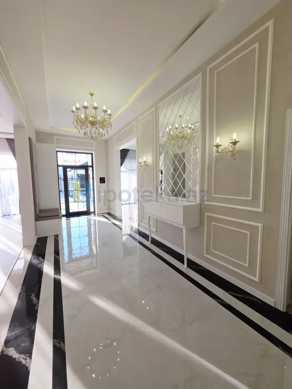 Satılır 5 otaqlı mənzil 240 m²
