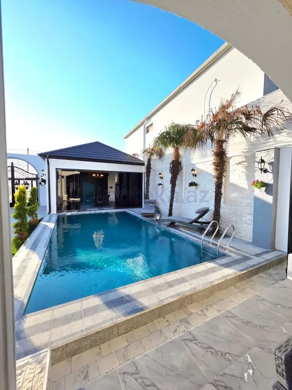 Satılır 5 otaqlı mənzil 240 m²