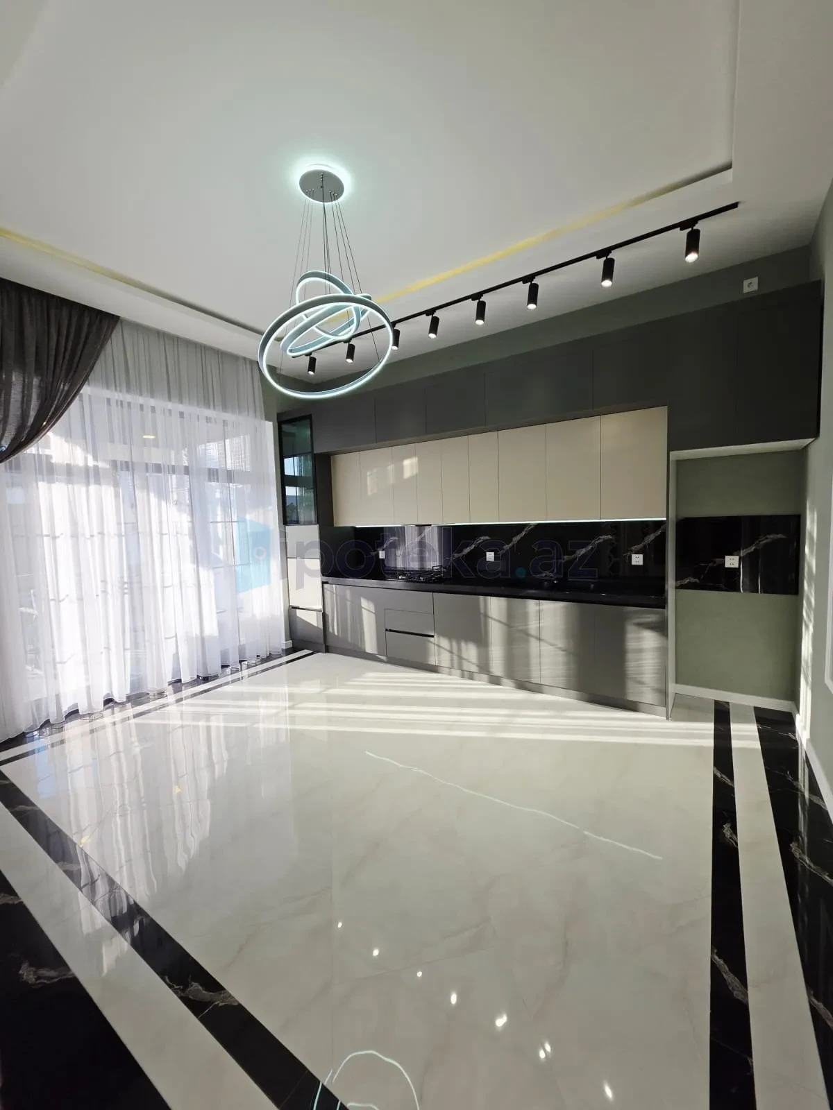 Satılır 5 otaqlı mənzil 240 m²