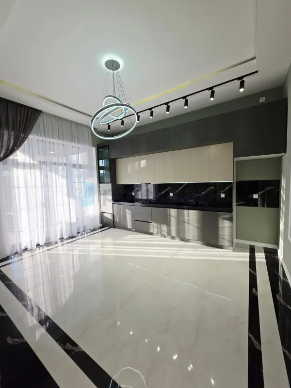Satılır 5 otaqlı mənzil 240 m²