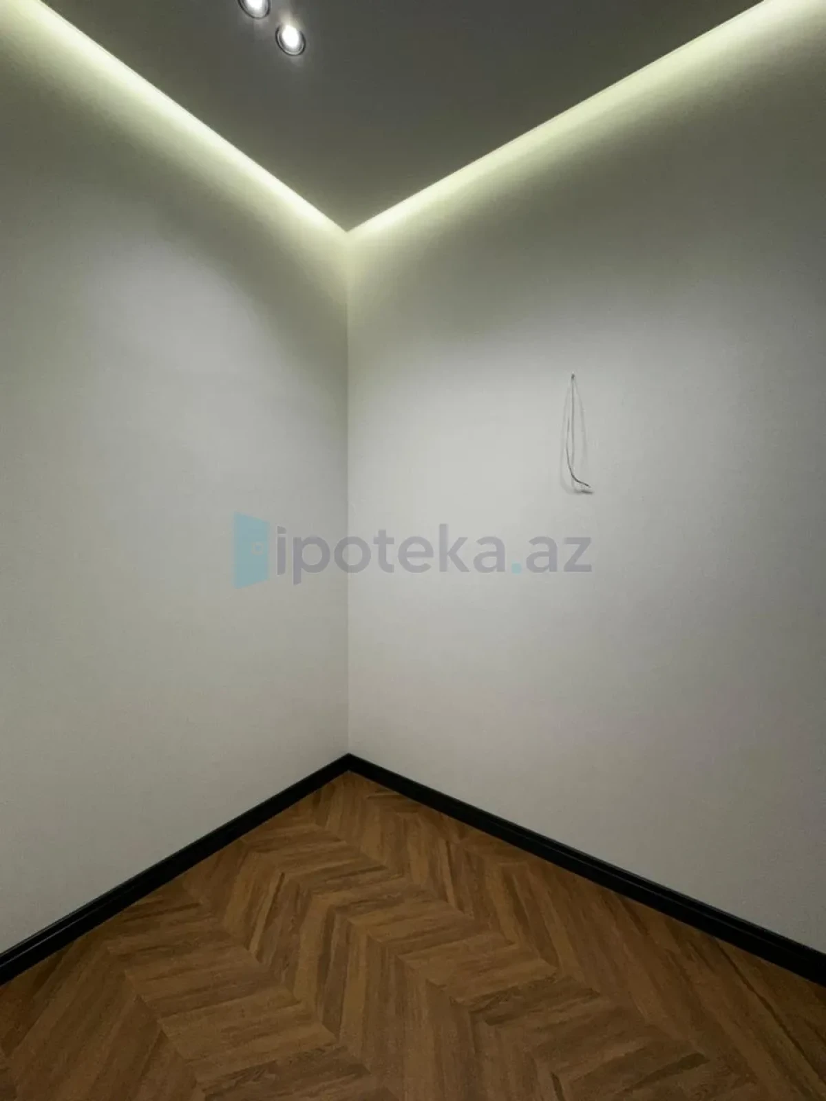 Satılır 5 otaqlı mənzil 250 m²