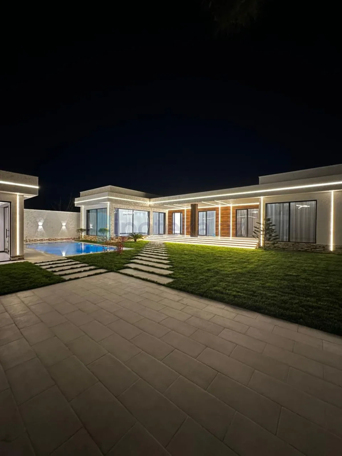 Satılır 5 otaqlı mənzil 250 m²