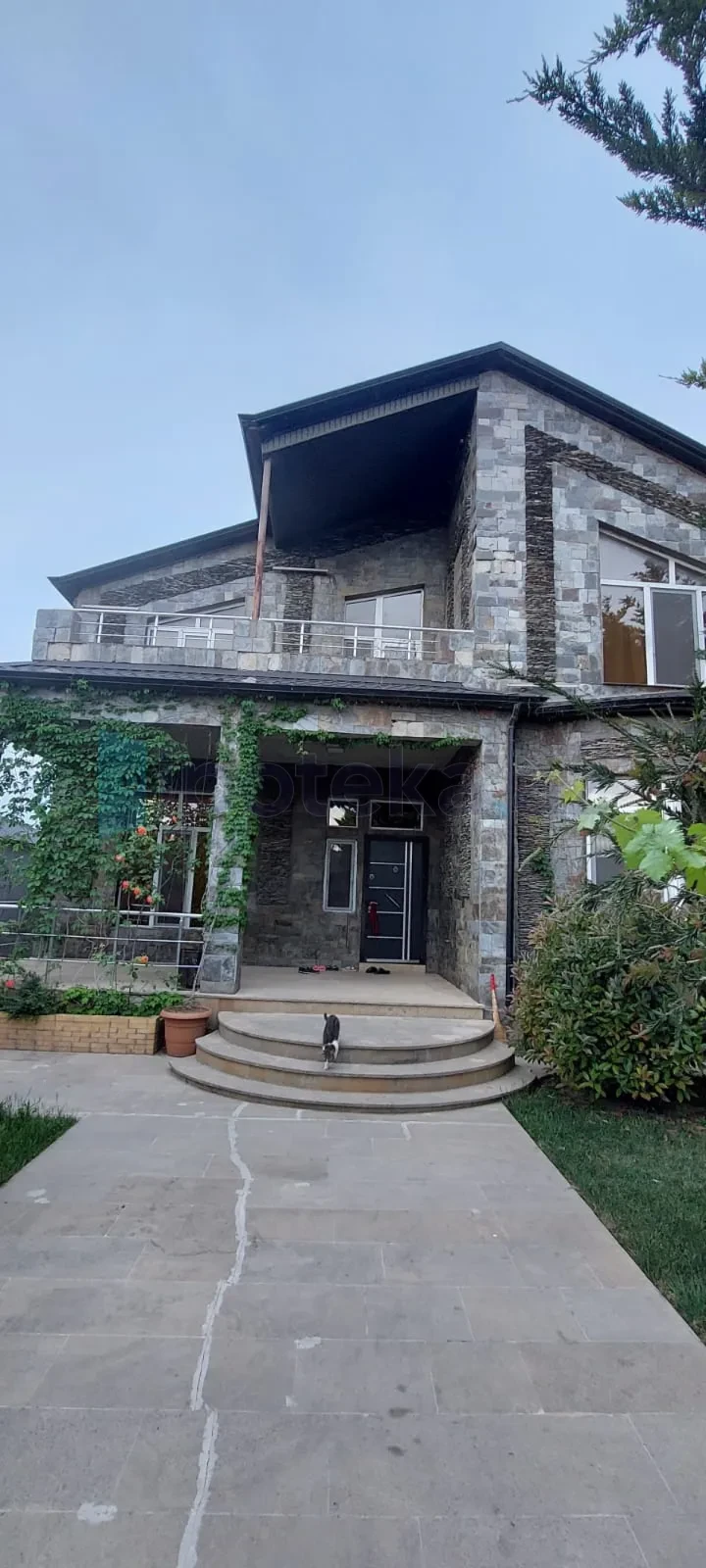 Satılır 4 otaqlı mənzil 200 m²