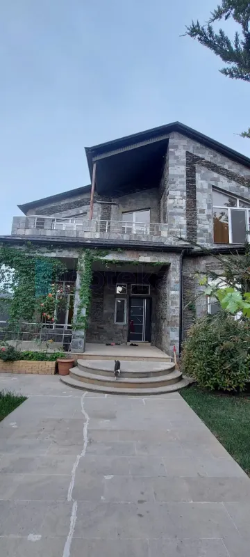 Satılır 4 otaqlı mənzil 200 m²