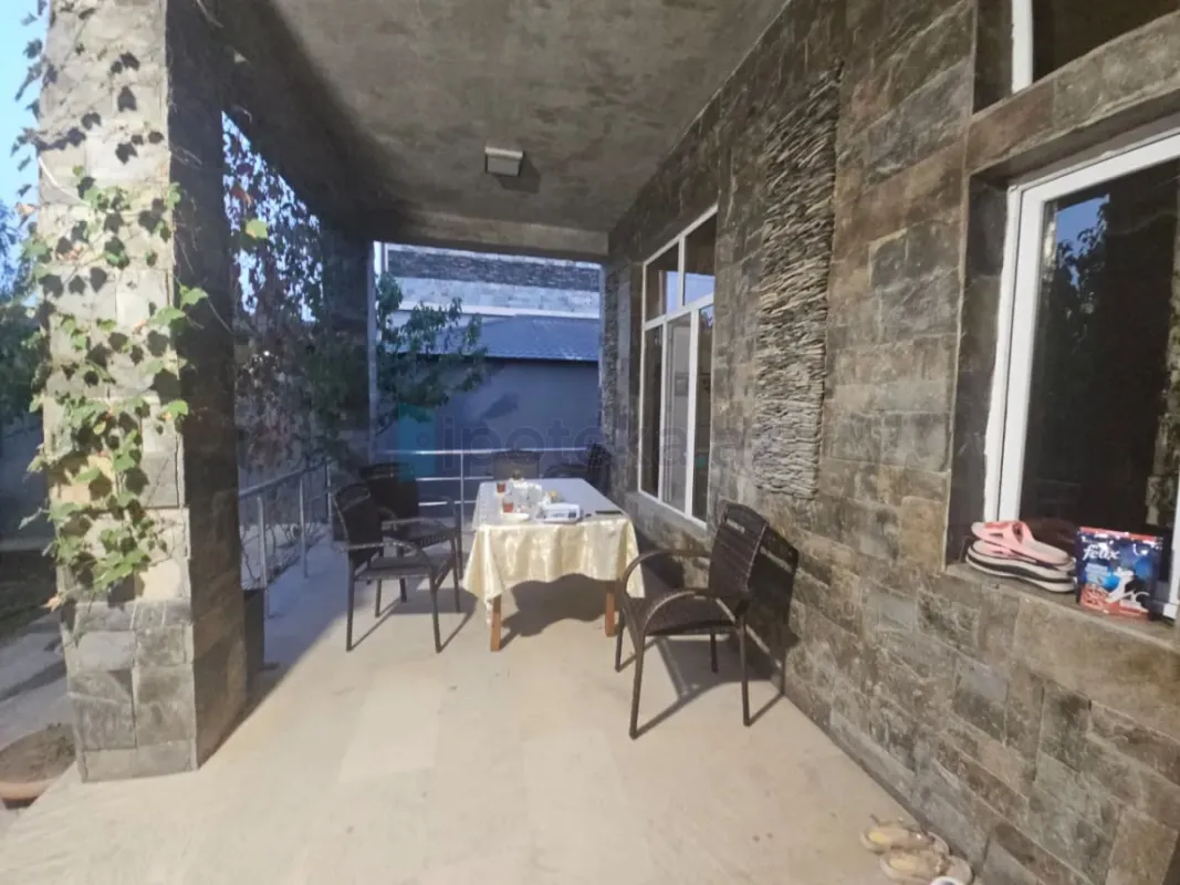 Satılır 4 otaqlı mənzil 200 m²