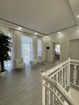 Satılır 6 otaqlı mənzil 300 m²