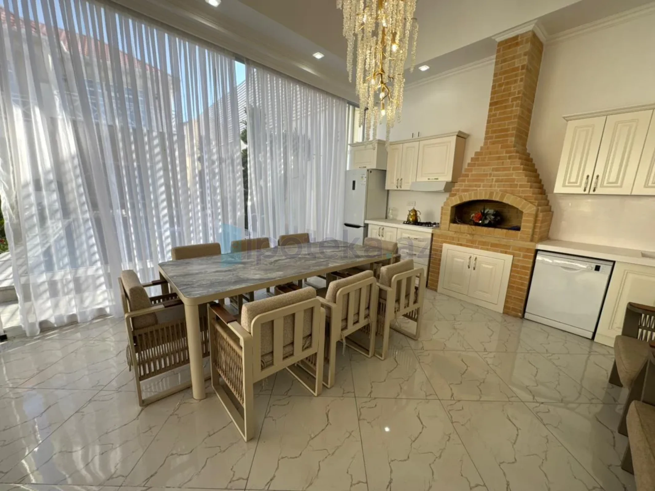 Satılır 6 otaqlı mənzil 300 m²