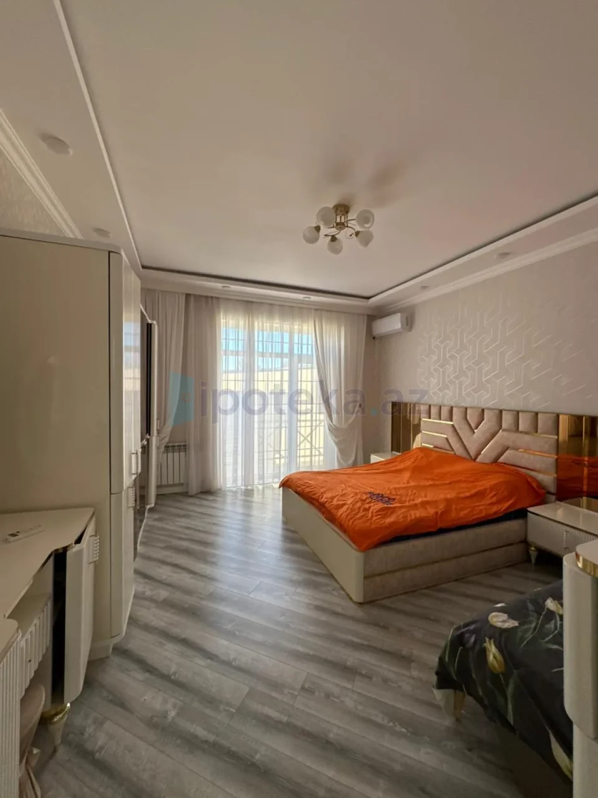Satılır 6 otaqlı mənzil 300 m²