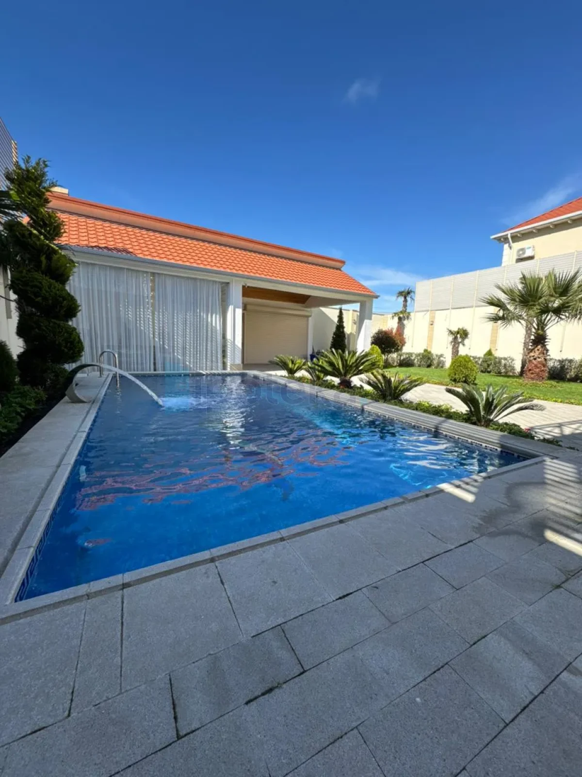 Satılır 6 otaqlı mənzil 300 m²