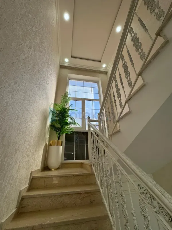 Satılır 6 otaqlı mənzil 300 m²