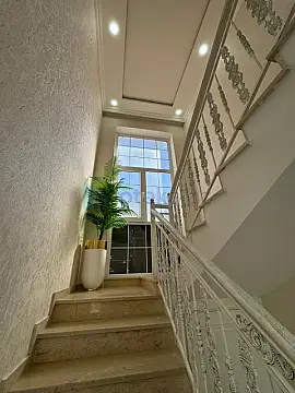 Satılır 6 otaqlı mənzil 300 m²