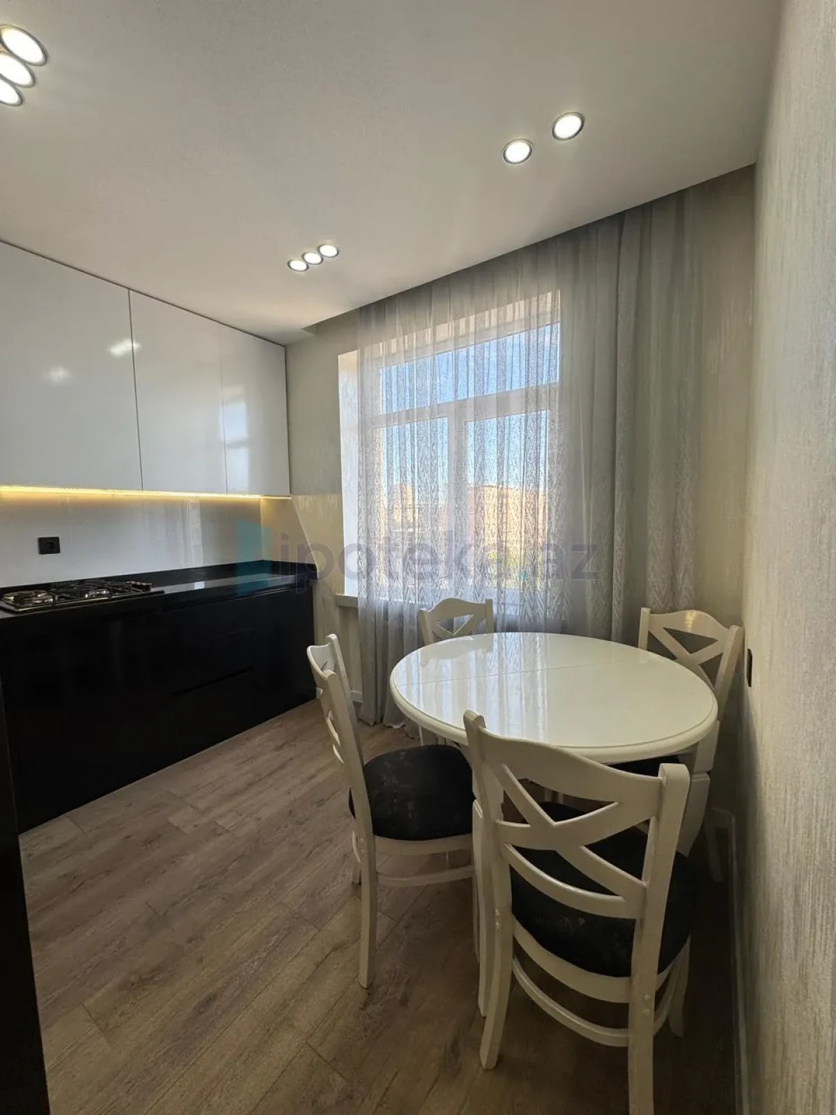 Satılır 2 otaqlı köhnə tikili 60 m²