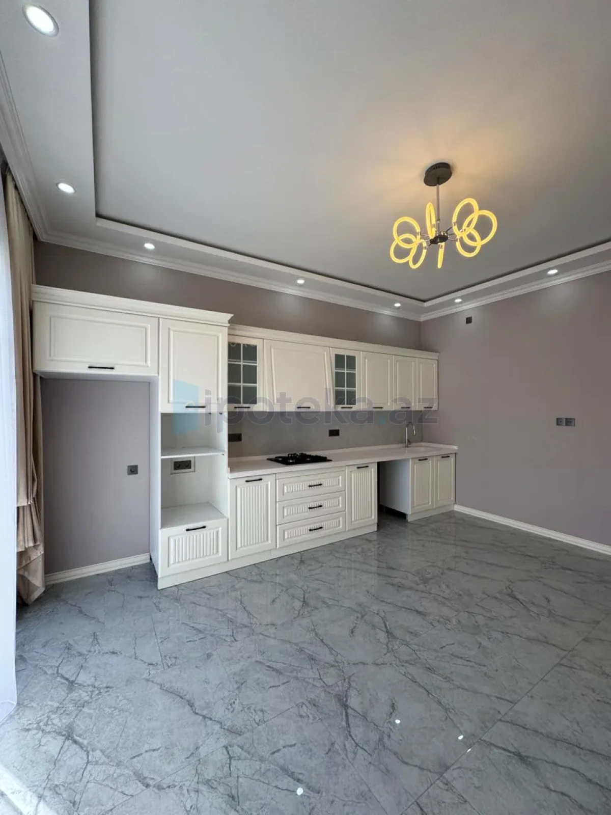 Satılır 6 otaqlı mənzil 300 m²