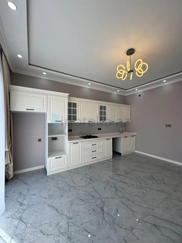 Satılır 6 otaqlı mənzil 300 m²