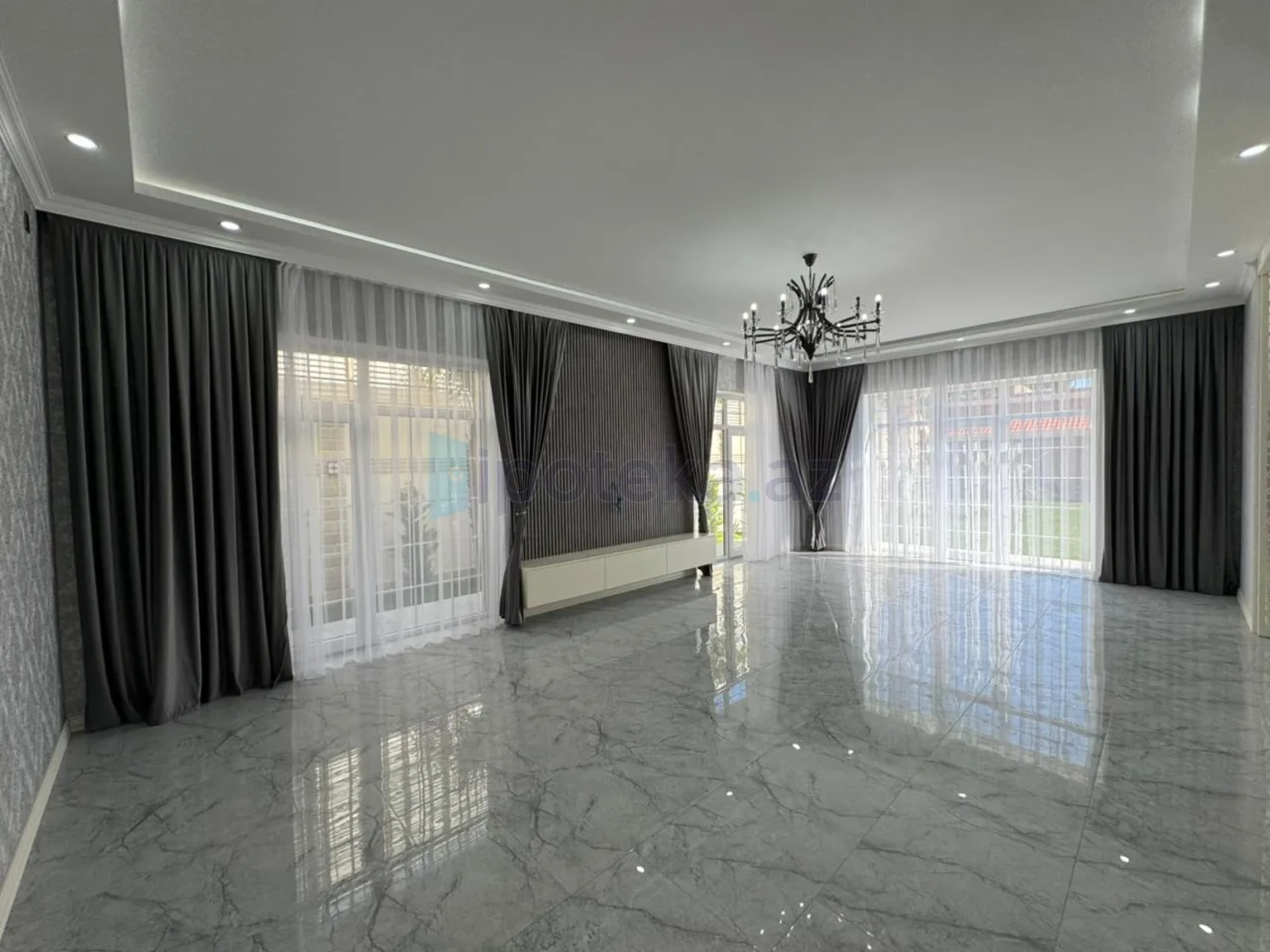 Satılır 6 otaqlı mənzil 300 m²