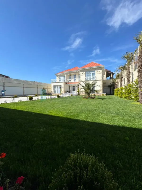 Satılır 6 otaqlı mənzil 300 m²