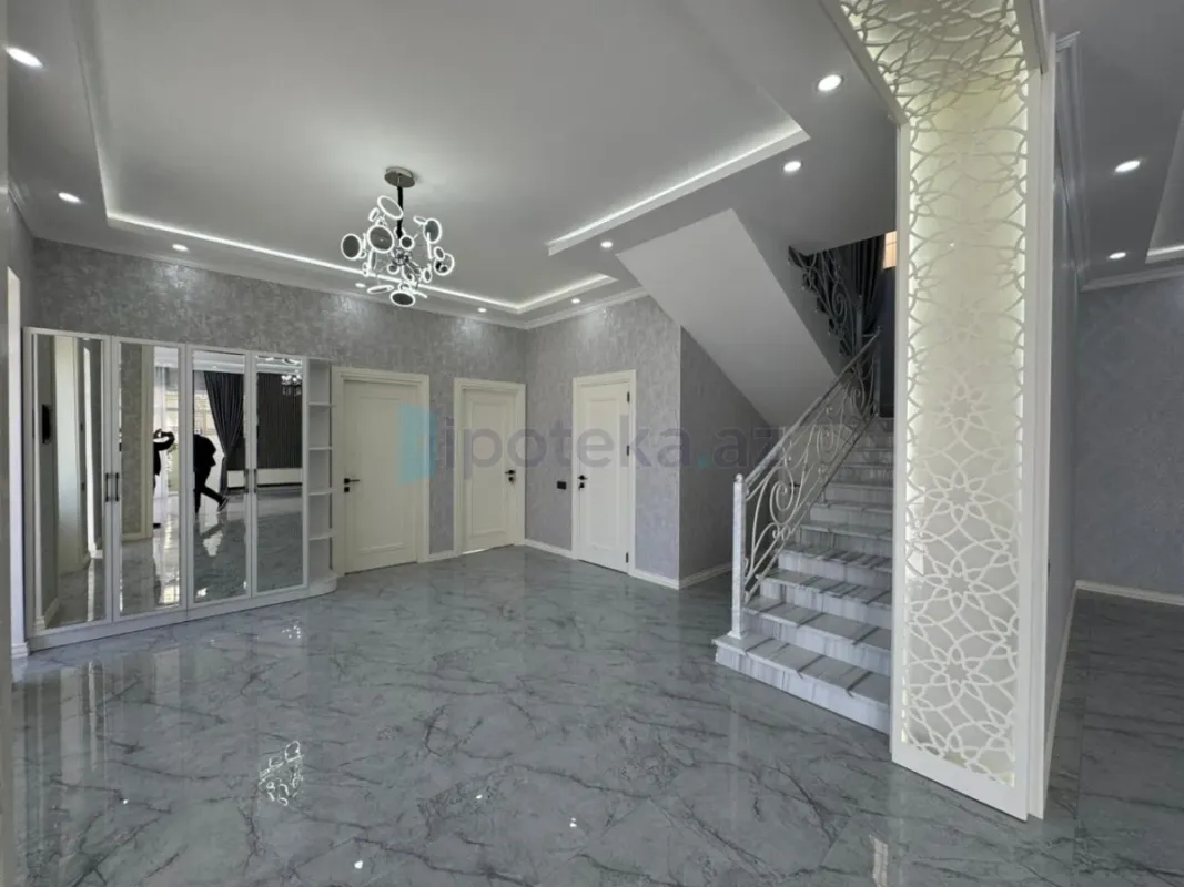 Satılır 6 otaqlı mənzil 300 m²
