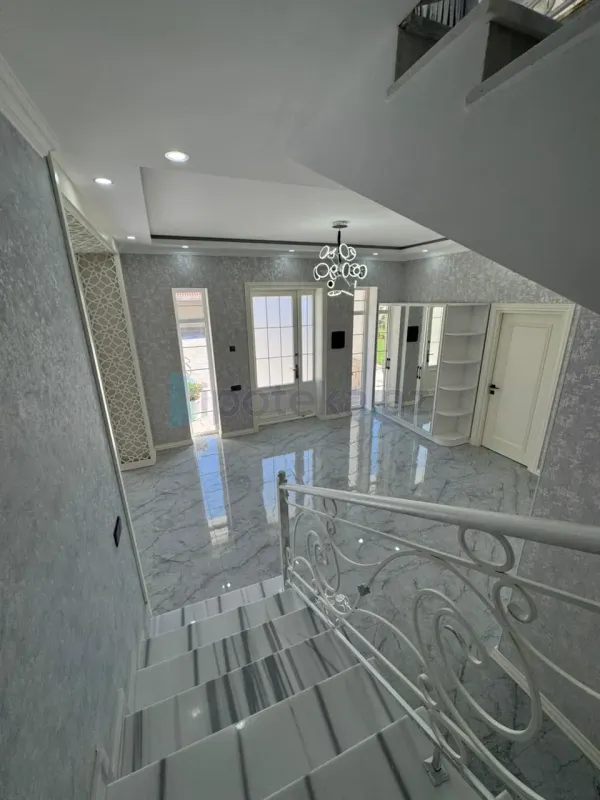 Satılır 6 otaqlı mənzil 300 m²