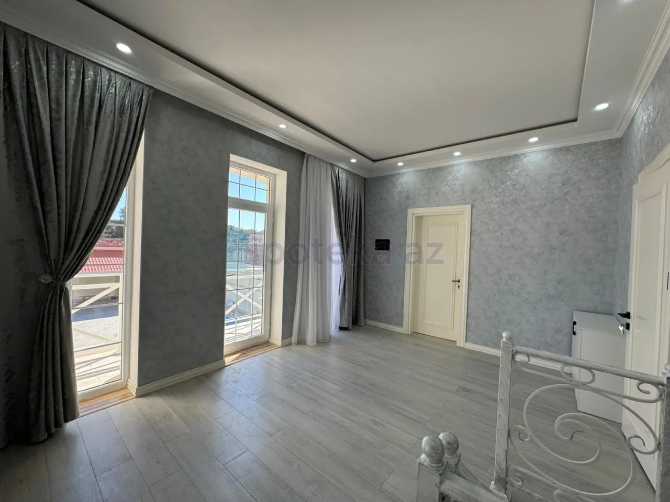 Satılır 6 otaqlı mənzil 300 m²