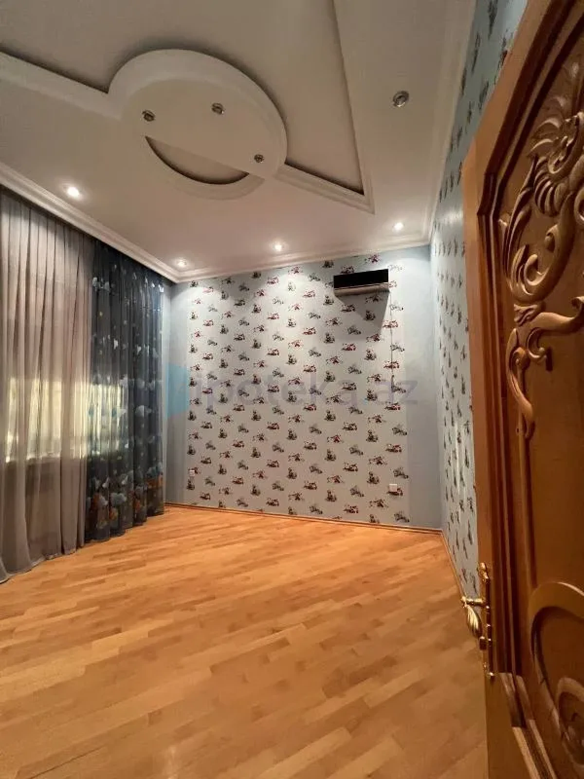 Satılır 10 otaqlı həyət evi 1000 m²