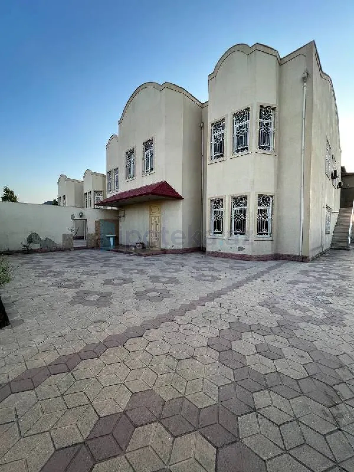 Satılır 10 otaqlı həyət evi 1000 m²