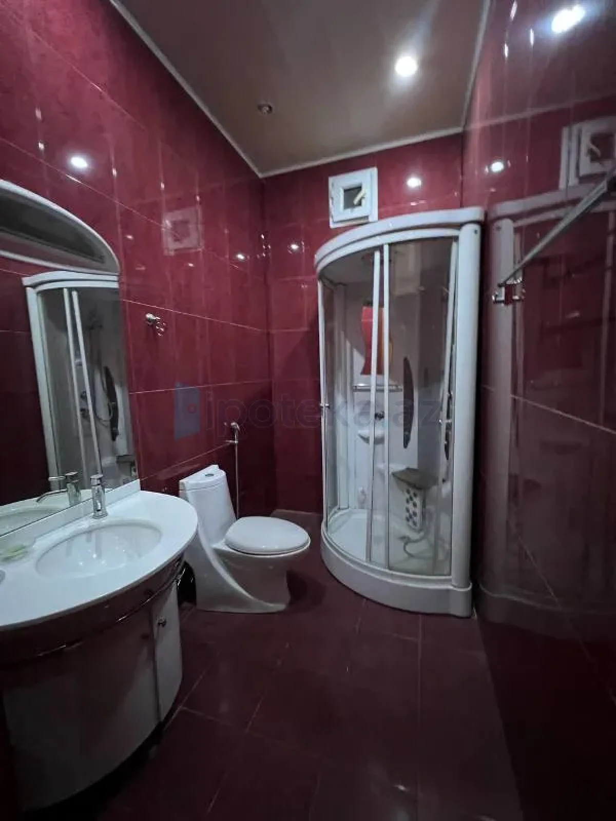 Satılır 10 otaqlı həyət evi 1000 m²