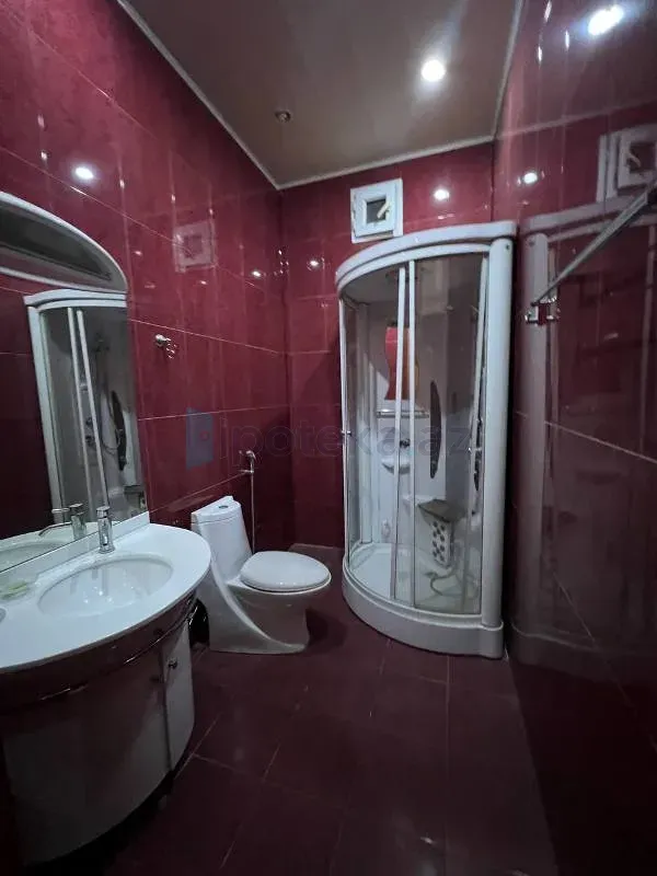 Satılır 10 otaqlı həyət evi 1000 m²