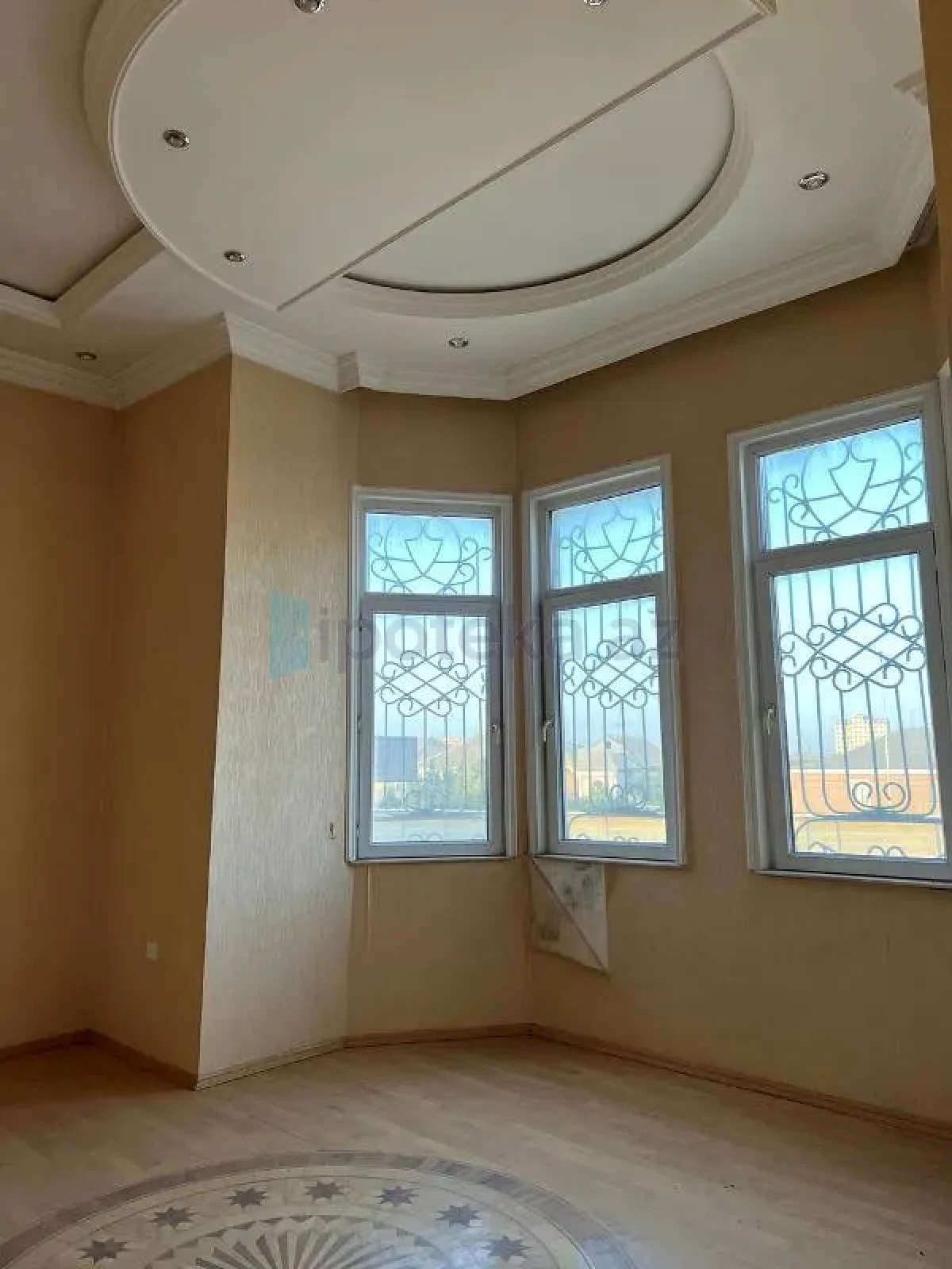 Satılır 10 otaqlı həyət evi 1000 m²