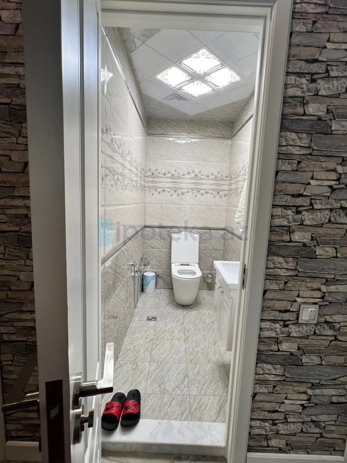 Satılır 3 otaqlı yeni tikili 135 m²