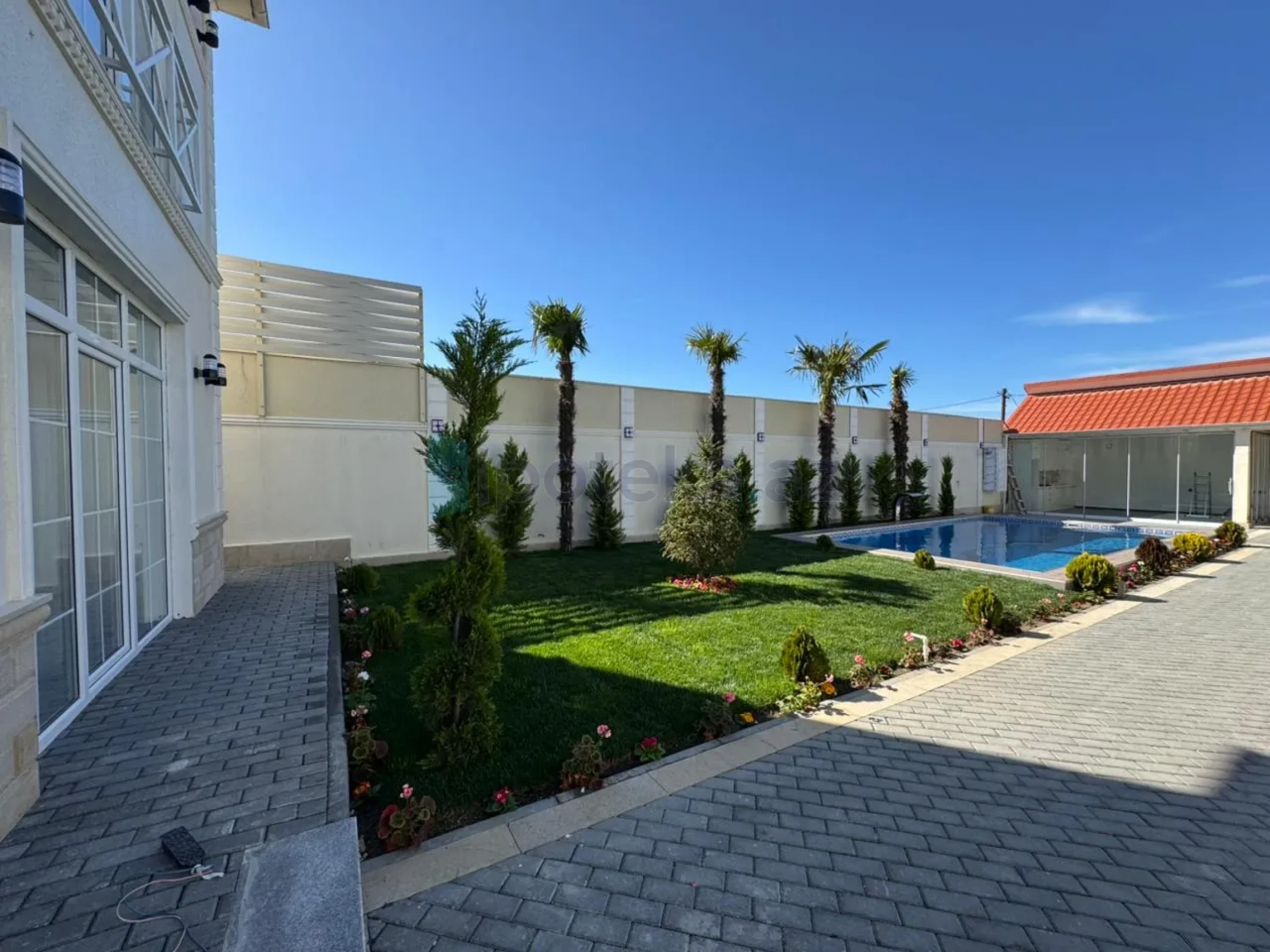 Satılır 5 otaqlı mənzil 290 m²