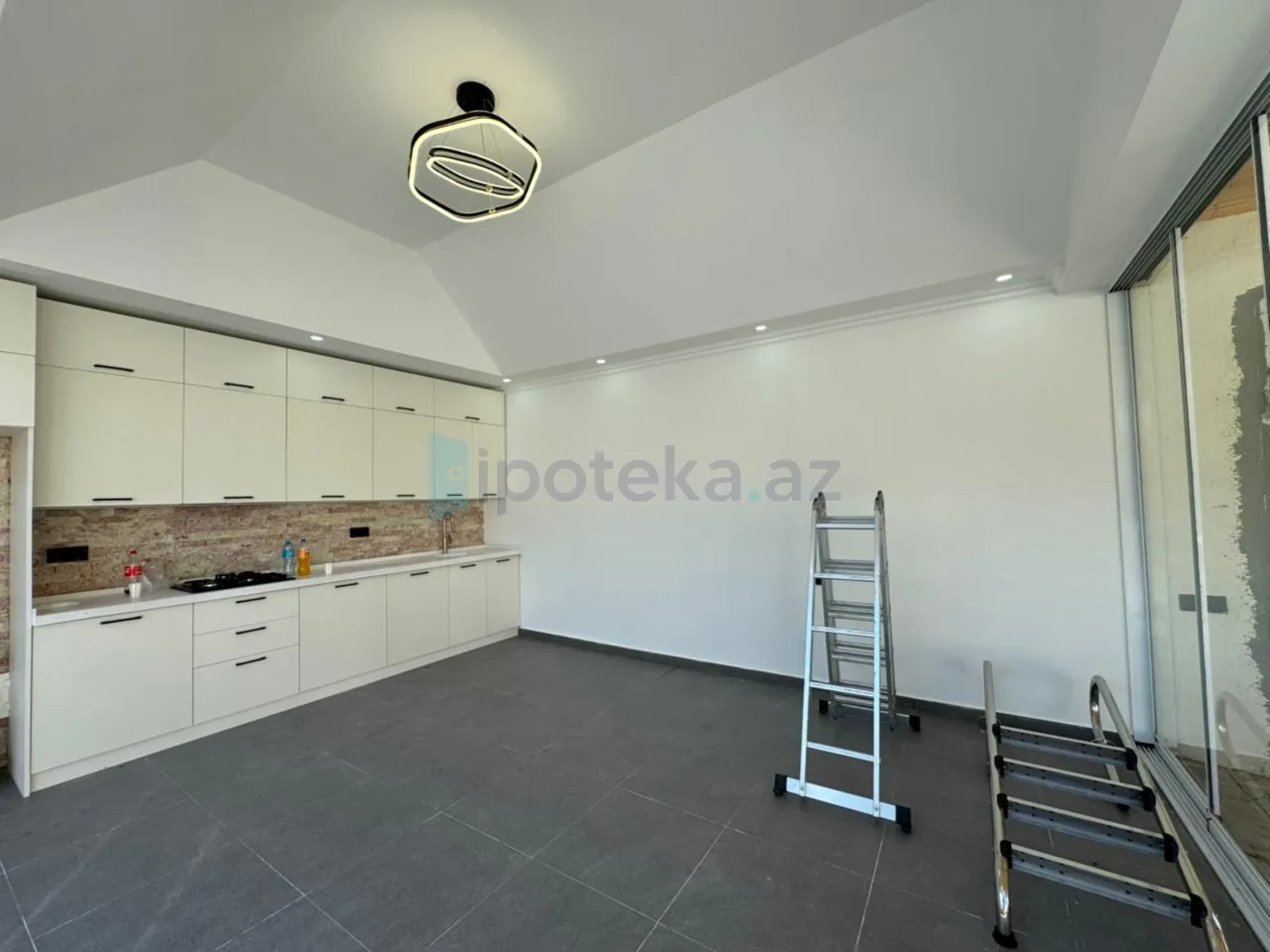 Satılır 5 otaqlı mənzil 290 m²