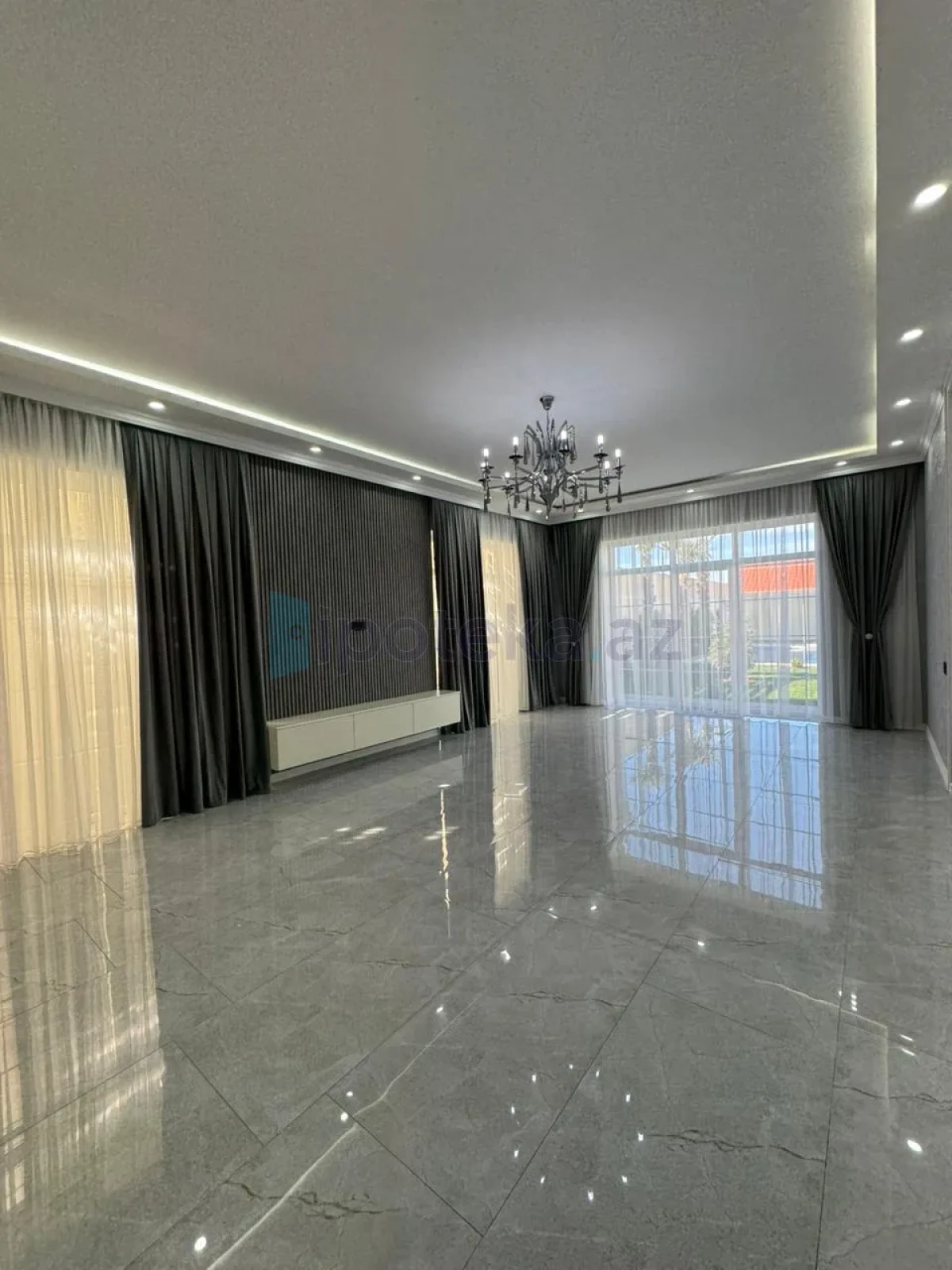 Satılır 5 otaqlı mənzil 290 m²