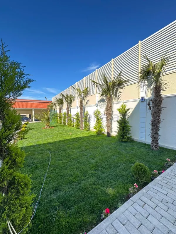 Satılır 5 otaqlı mənzil 290 m²