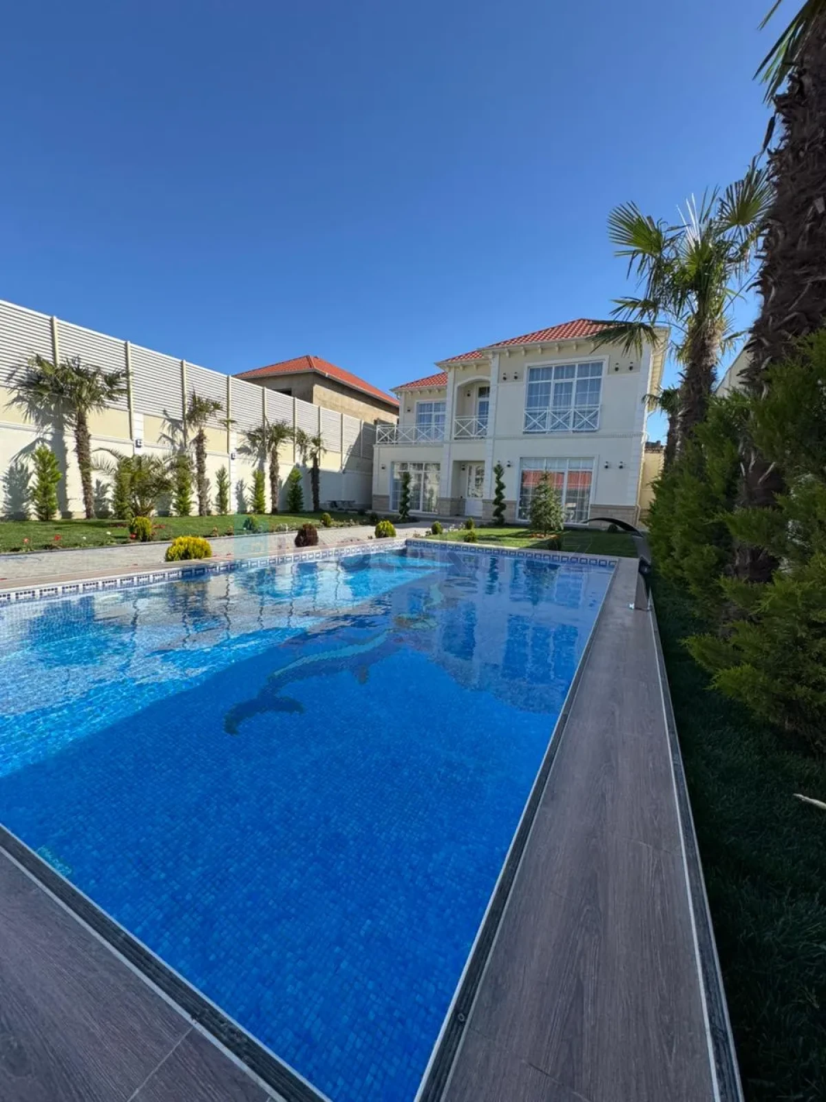 Satılır 5 otaqlı mənzil 290 m²