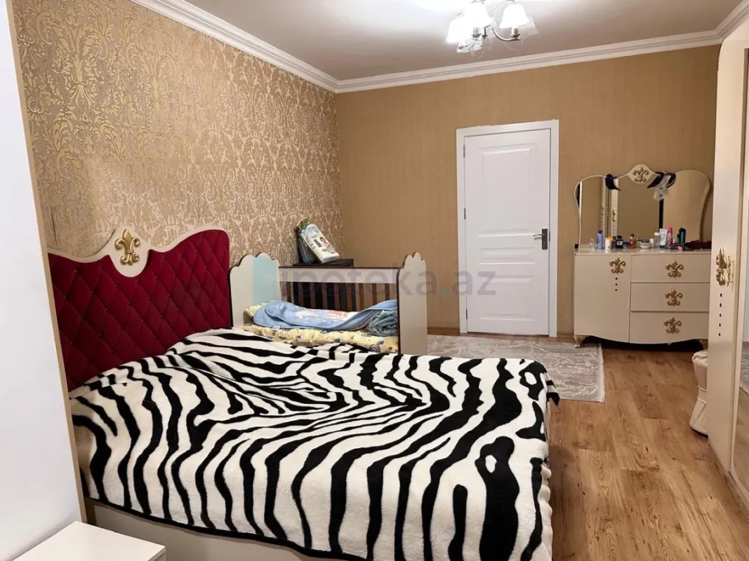 Satılır 4 otaqlı köhnə tikili 100 m²