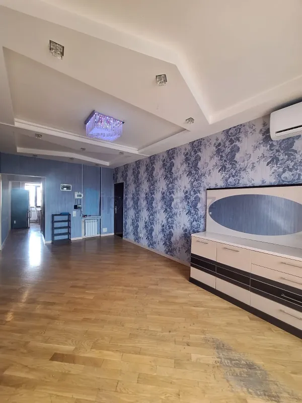 Satılır 4 otaqlı köhnə tikili 120 m²