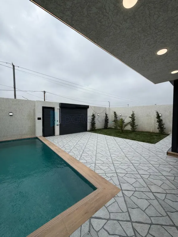 Satılır 4 otaqlı mənzil 140 m²