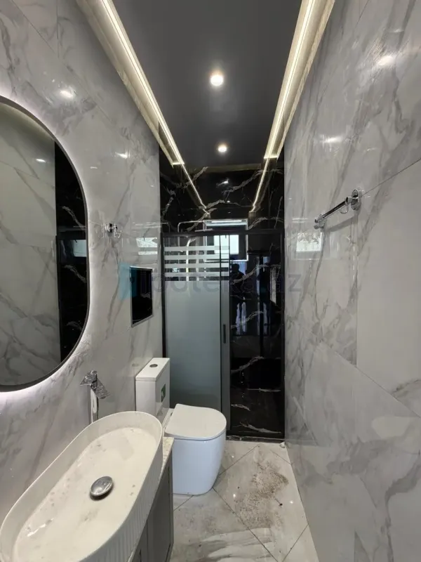 Satılır 4 otaqlı mənzil 140 m²